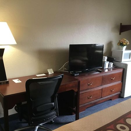 Super 8 By Wyndham Gardner Hotel Bagian luar foto