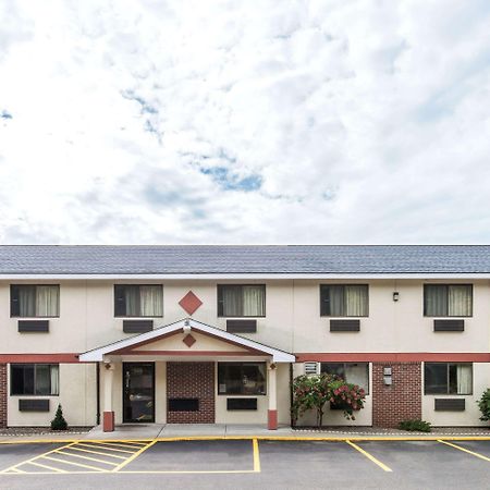 Super 8 By Wyndham Gardner Hotel Bagian luar foto
