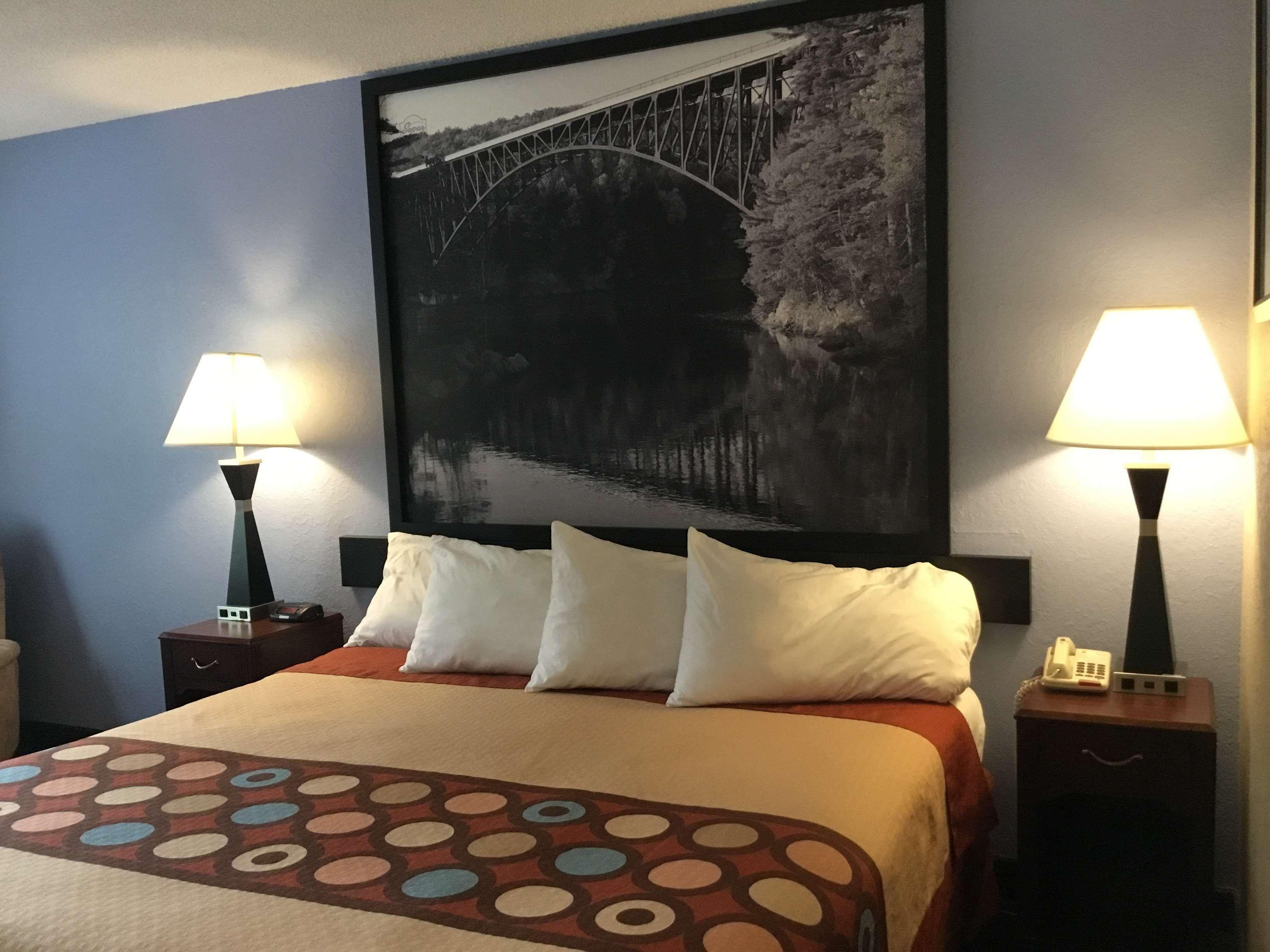 Super 8 By Wyndham Gardner Hotel Bagian luar foto