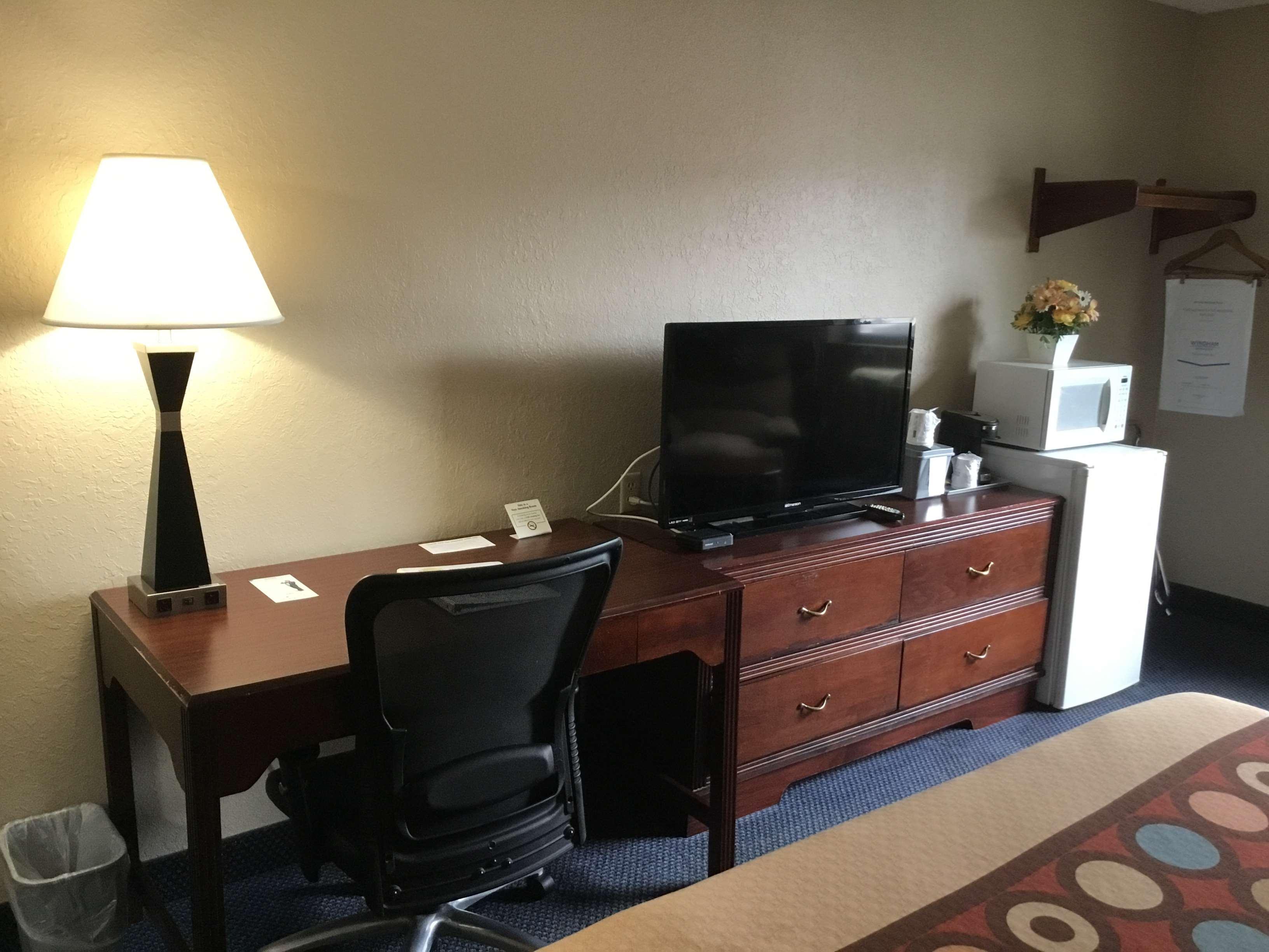 Super 8 By Wyndham Gardner Hotel Bagian luar foto