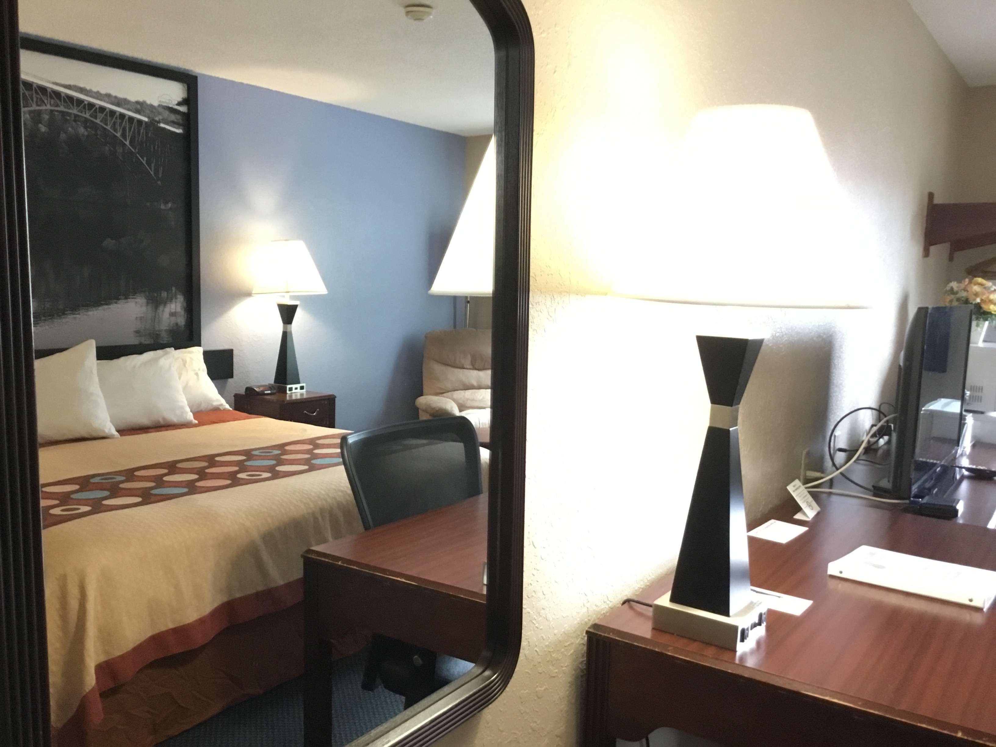 Super 8 By Wyndham Gardner Hotel Bagian luar foto