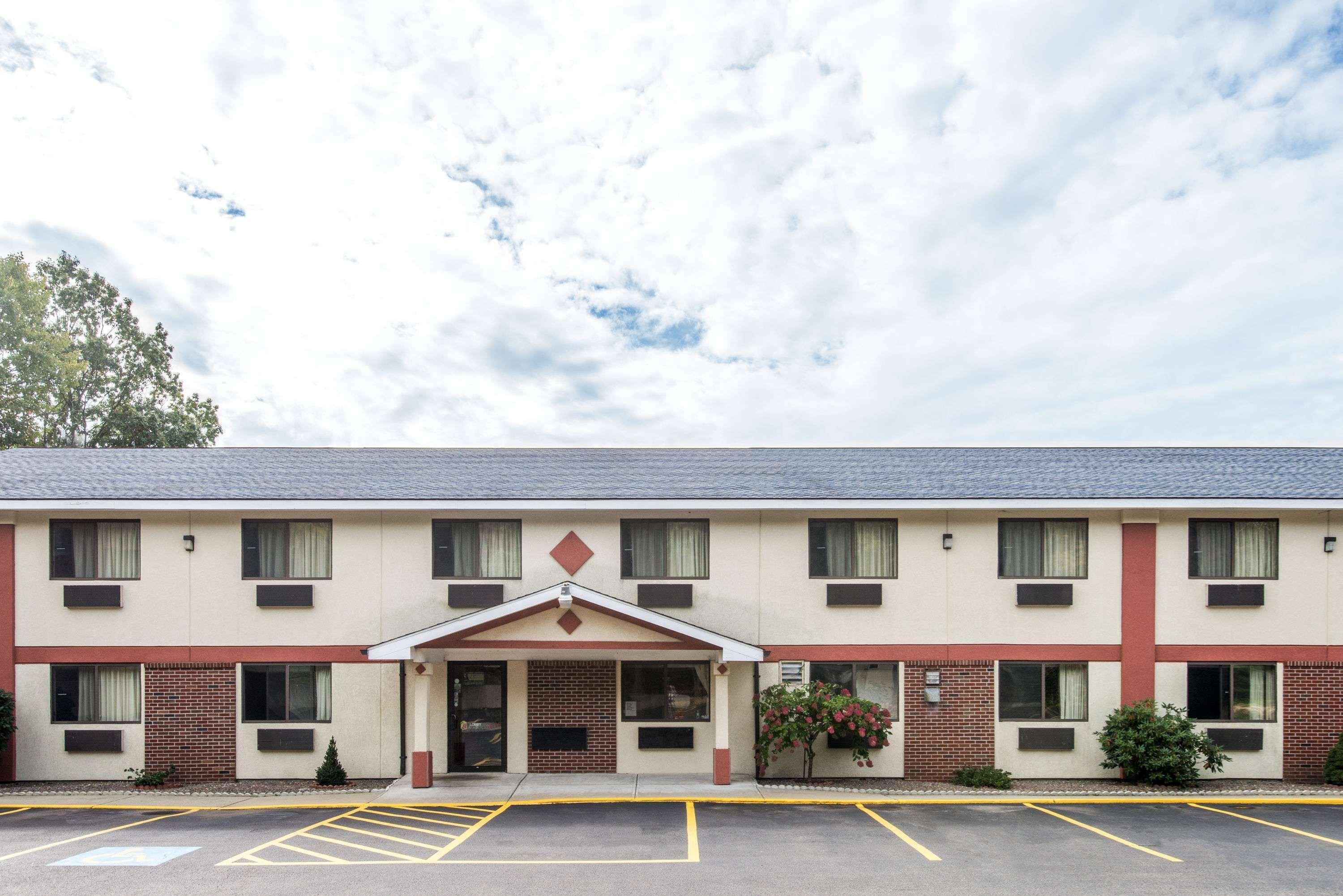 Super 8 By Wyndham Gardner Hotel Bagian luar foto