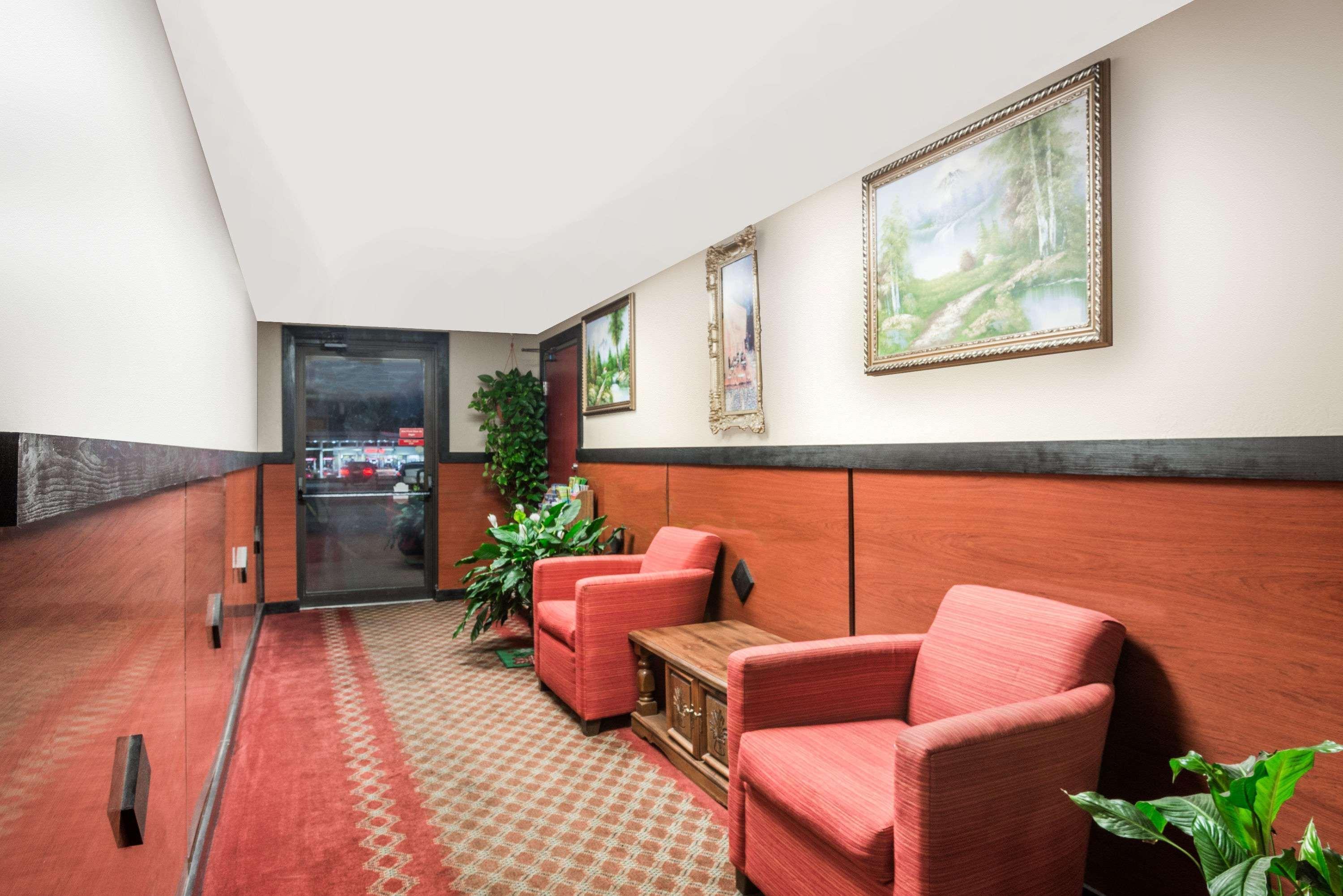 Super 8 By Wyndham Gardner Hotel Bagian luar foto