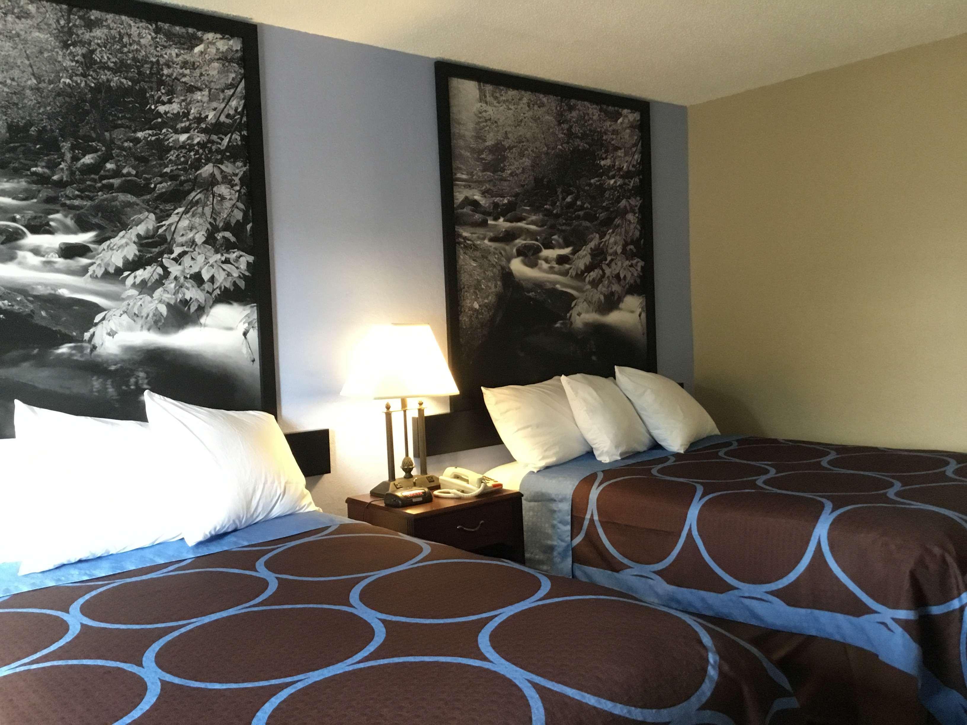 Super 8 By Wyndham Gardner Hotel Bagian luar foto