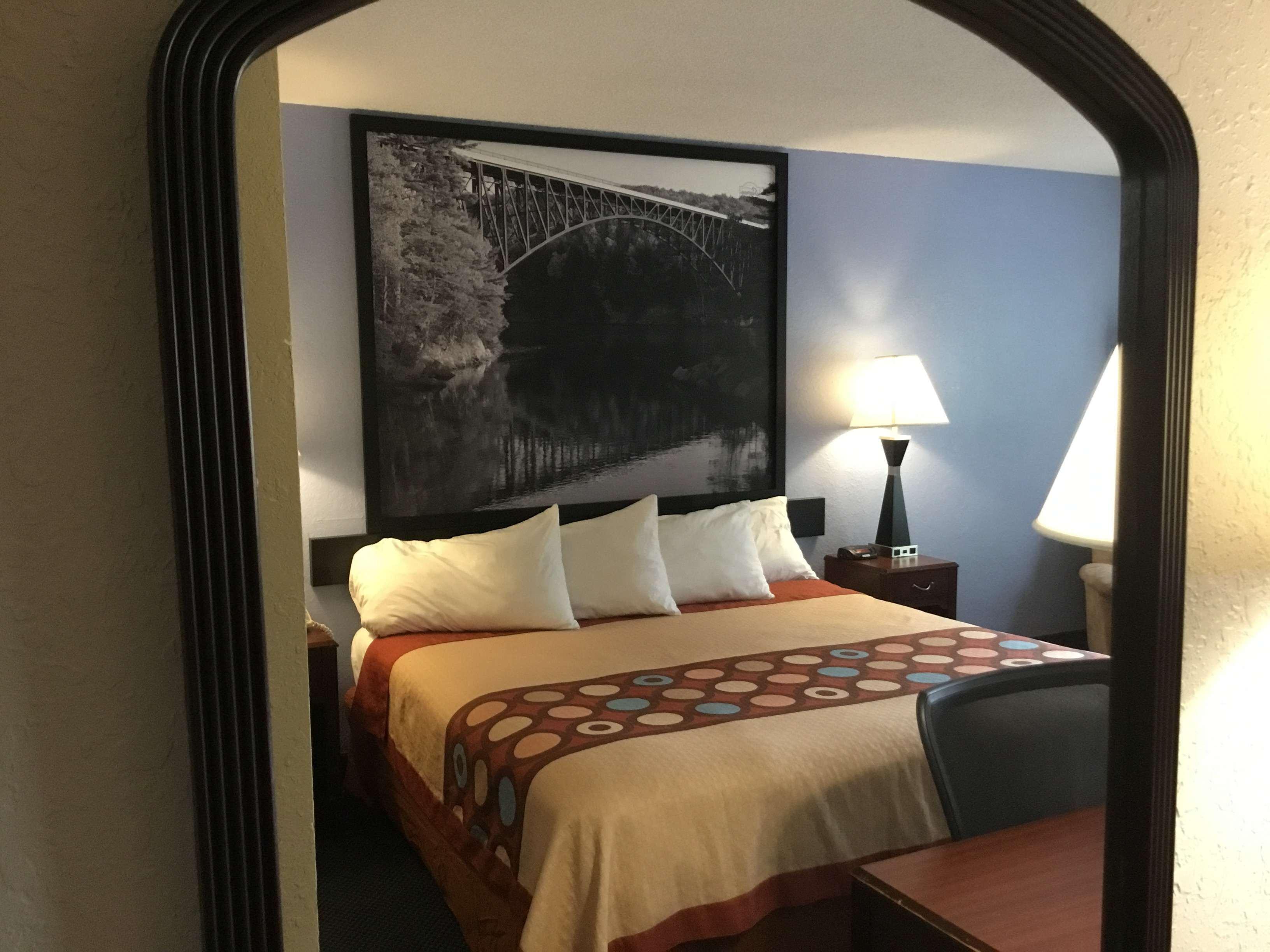 Super 8 By Wyndham Gardner Hotel Bagian luar foto