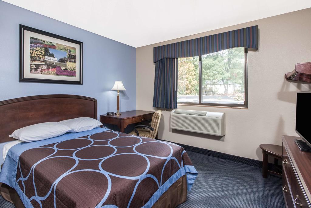 Super 8 By Wyndham Gardner Hotel Bagian luar foto
