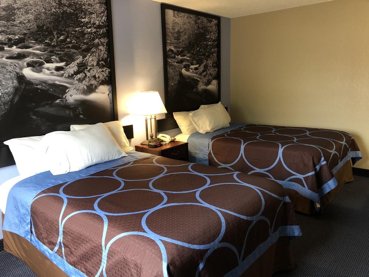 Super 8 By Wyndham Gardner Hotel Bagian luar foto