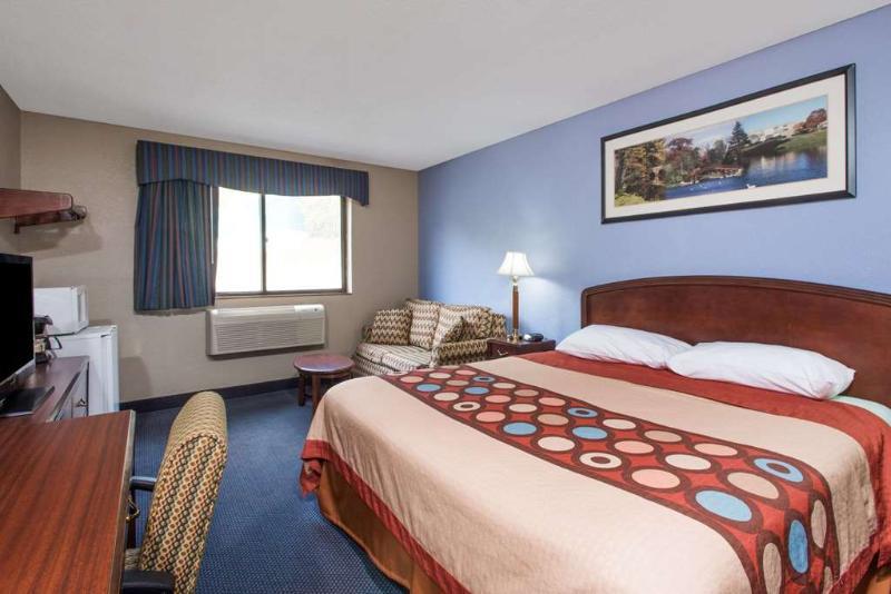 Super 8 By Wyndham Gardner Hotel Bagian luar foto